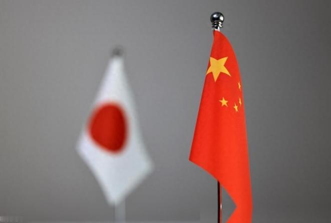 现在全世界有这么两个国家被架在火上烤，一个是日本，若是撤回错误的“涉台言论”就相