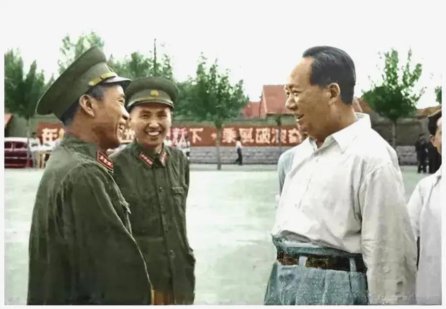 高举毛泽东主席思想伟大红旗，
为实现中华民族伟大复兴前进！