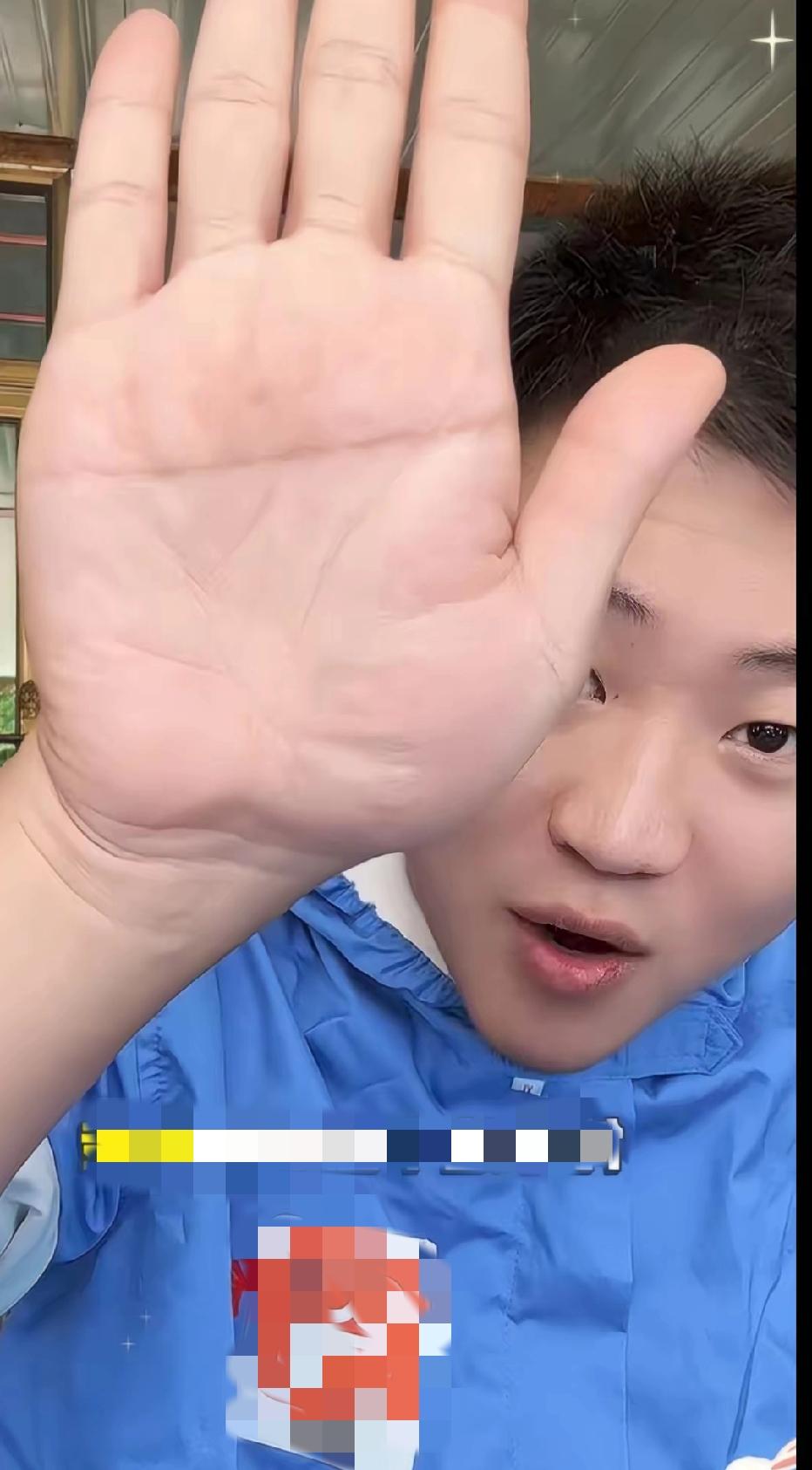 不用做亲子鉴定了，小王亮的手随他爹。他爹也是断掌，王亮的儿子也是这种情况，祖传的