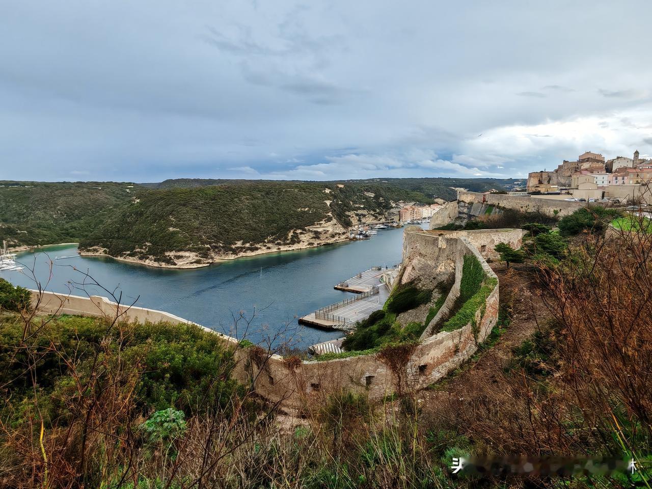 5️⃣ 韦基奥港~最美的博尼法乔

迎着晨雨🌧踏上了新的旅程，车程40分钟来到