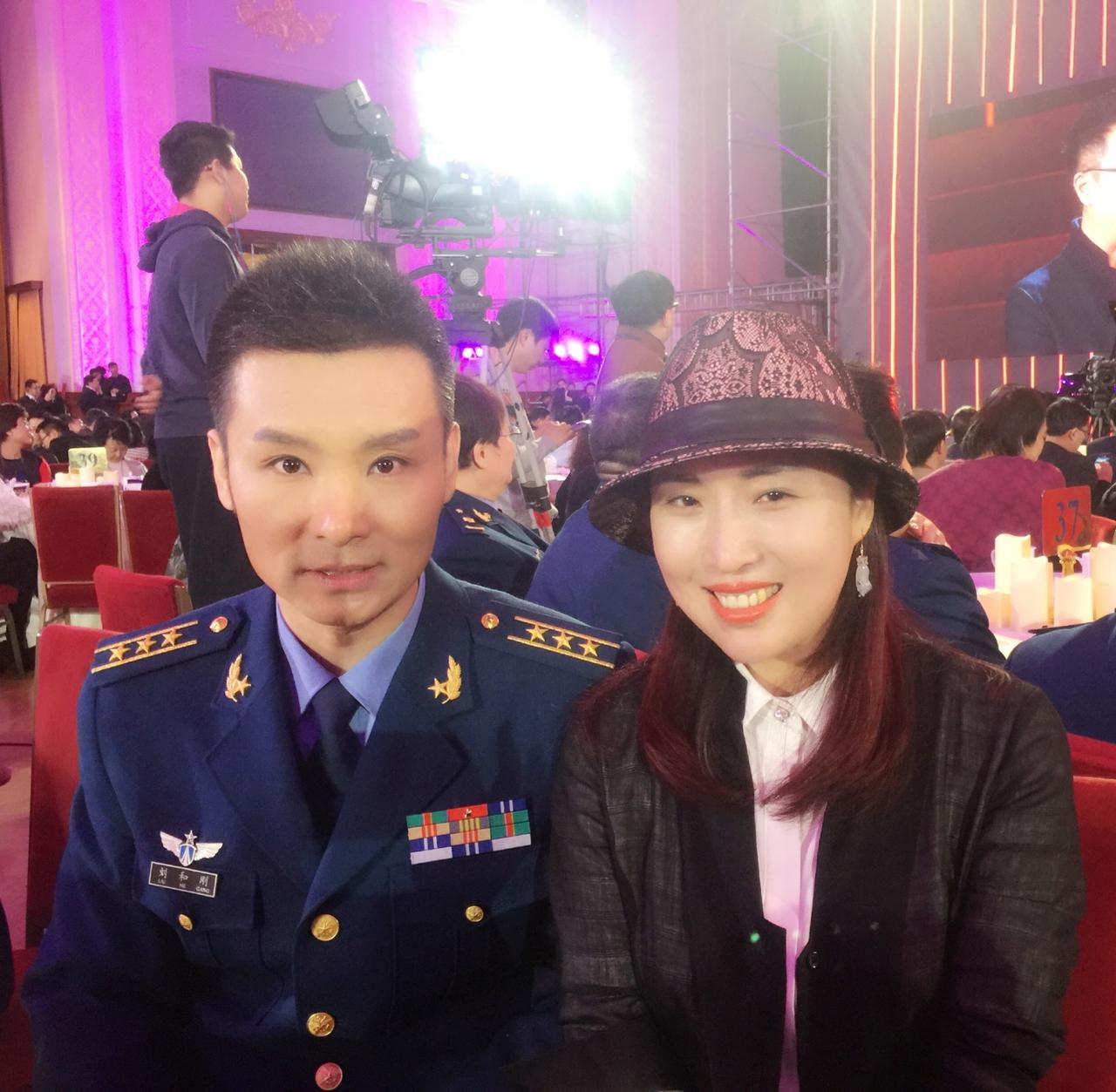 这张合照，我只认出了目若朗星、戎装英发的著名男高音歌唱家刘和刚，他身旁那位戴着帽