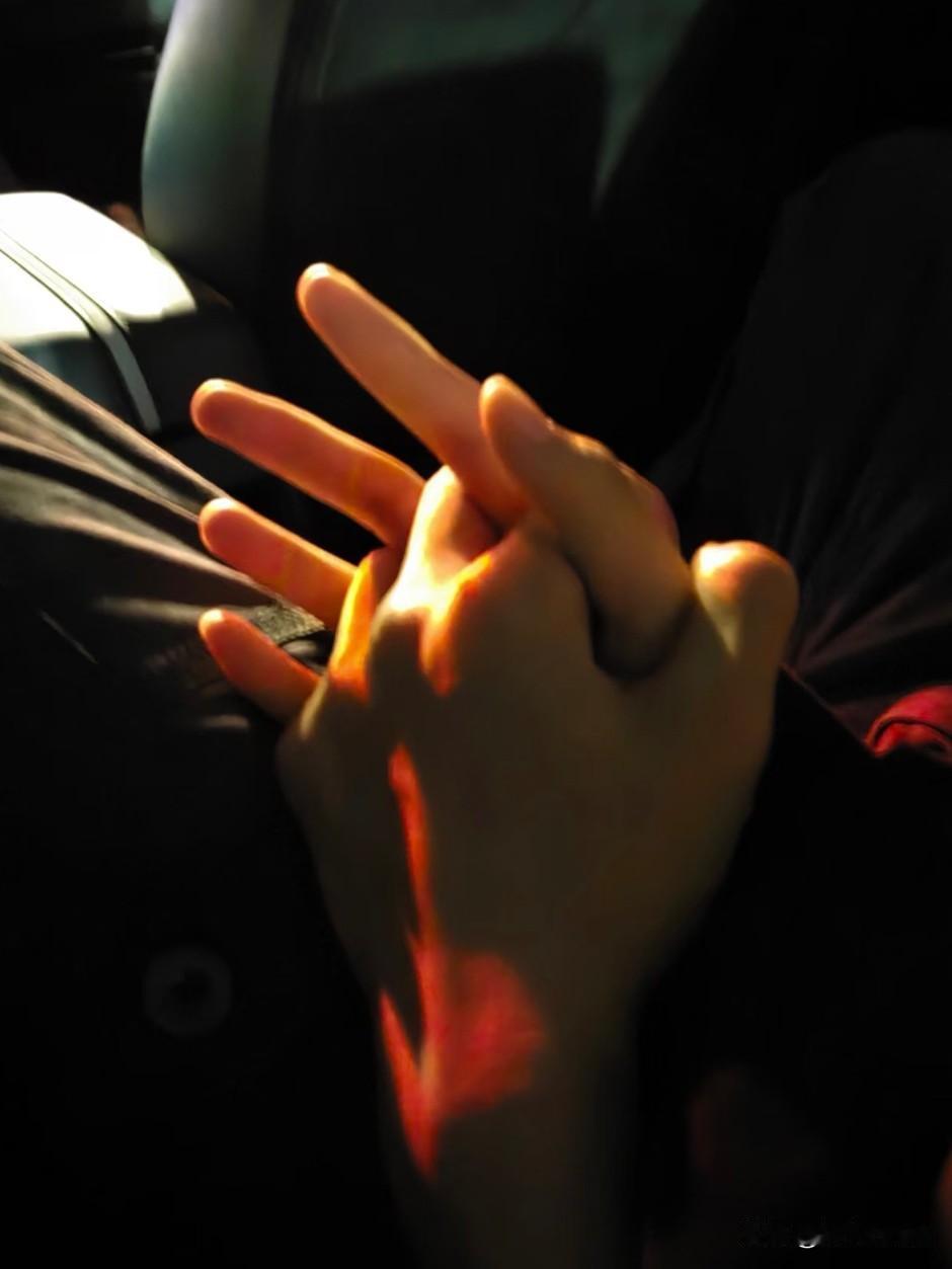 别再自欺欺人了，生理性喜欢根本不是爱，只是本能。
别再把一时的上头，
当成命中注