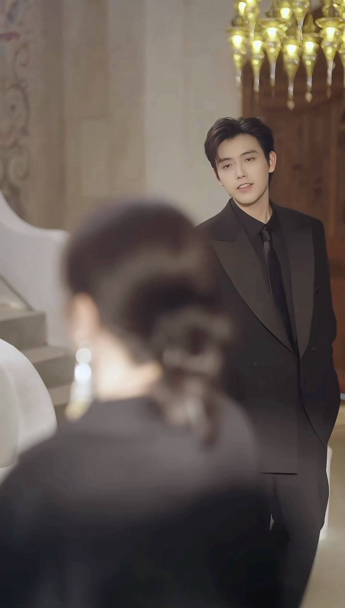 爱看请多演白日提灯现代版小剧场上线陈飞宇俯身靠近迪丽热巴镜头