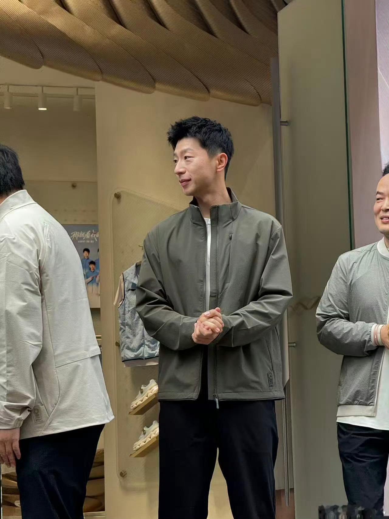 整个上海都在偶遇靳东马龙靳东马龙上海街头同框路透太羡慕上海路人，街头偶遇靳东马龙