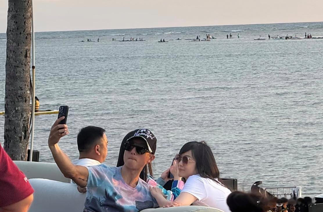吴尊和老婆在马来西亚海边看日落，躺在沙发上，喝着椰汁，真的好享受，有钱人的生活真