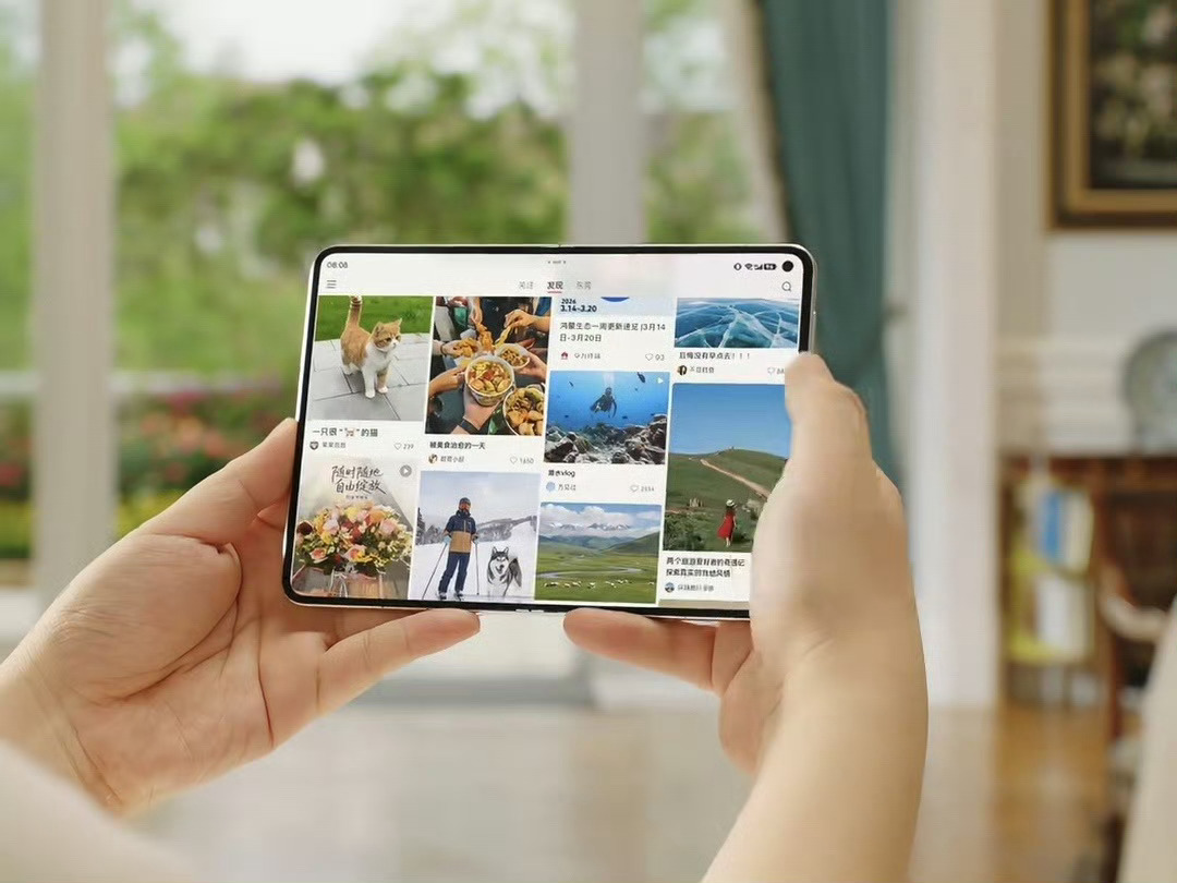 感觉华为PuraXMax跟三折叠一样，展开后的形态就像一个小平板，挺适合打游戏。