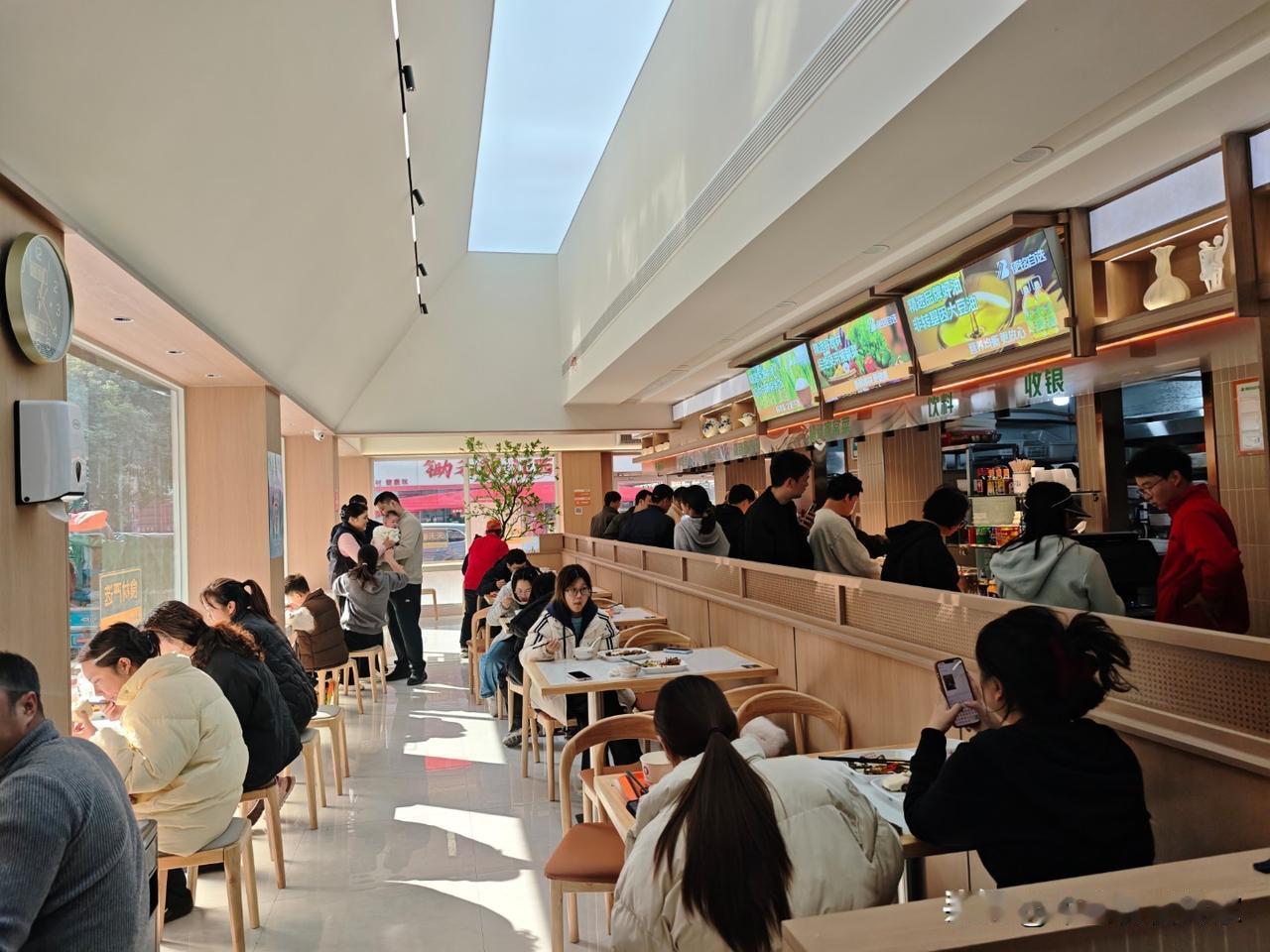 从众效应：为什么好吃的店没人，排队的店越排越长？
 
不知道你有没有发现一个特别