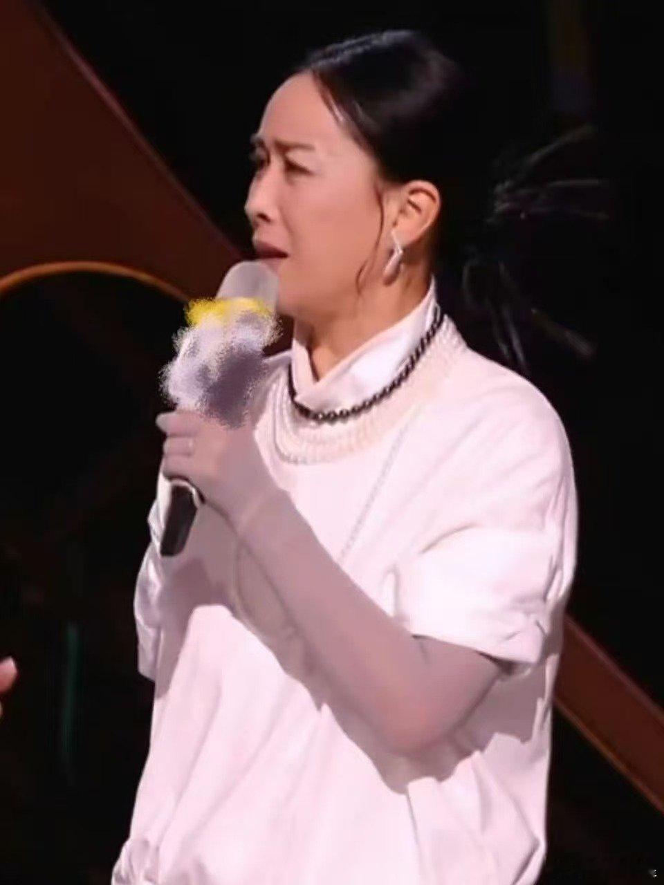 歌手直播那英丝袜手套那英手套丝袜 被那英的舞台造型吸引，这款小众款式手套别具一格