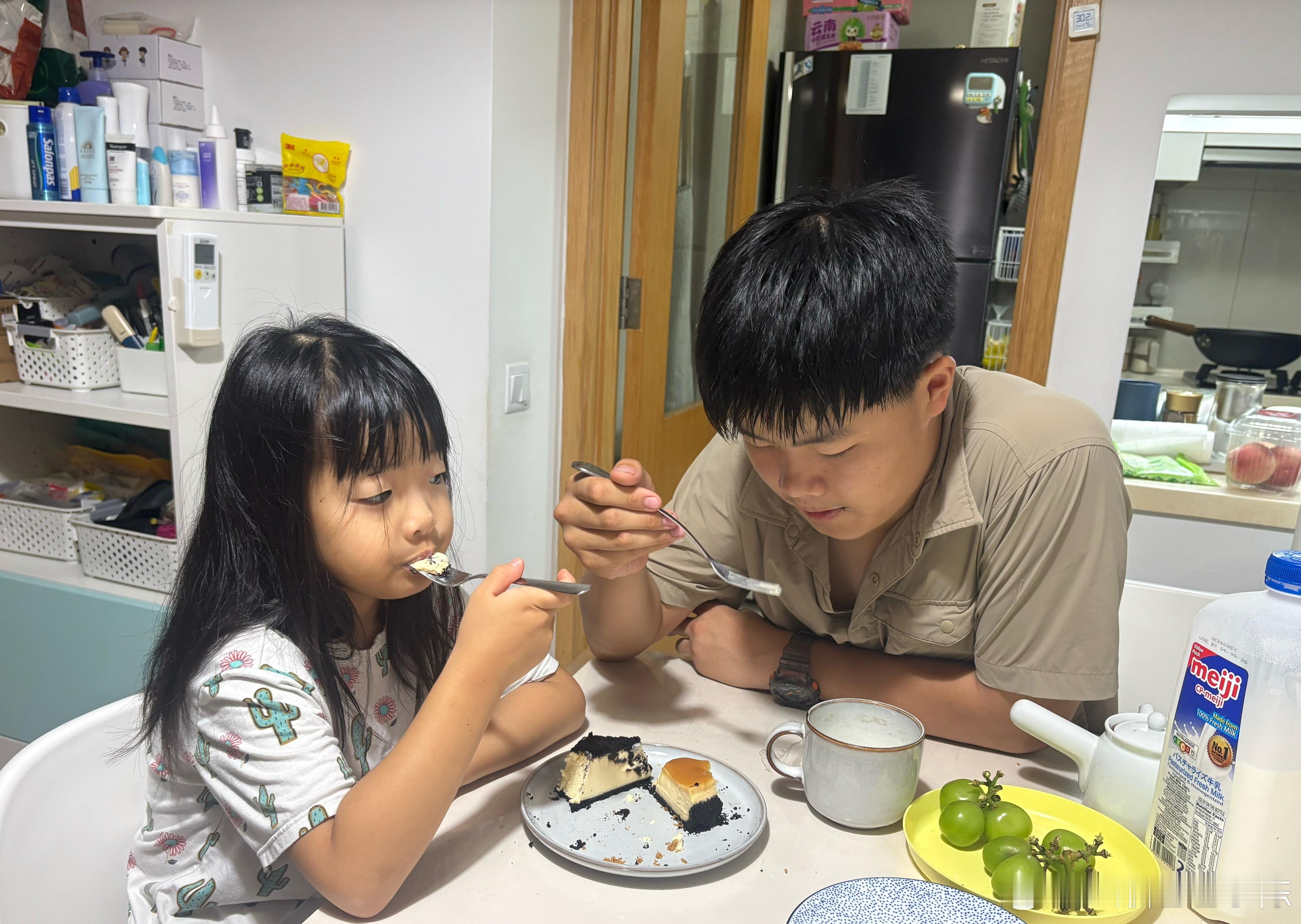 艾文说找不到卖正经蛋糕🎂的店，买了三块独立的蛋糕回来。正好家里来了客人，所以也