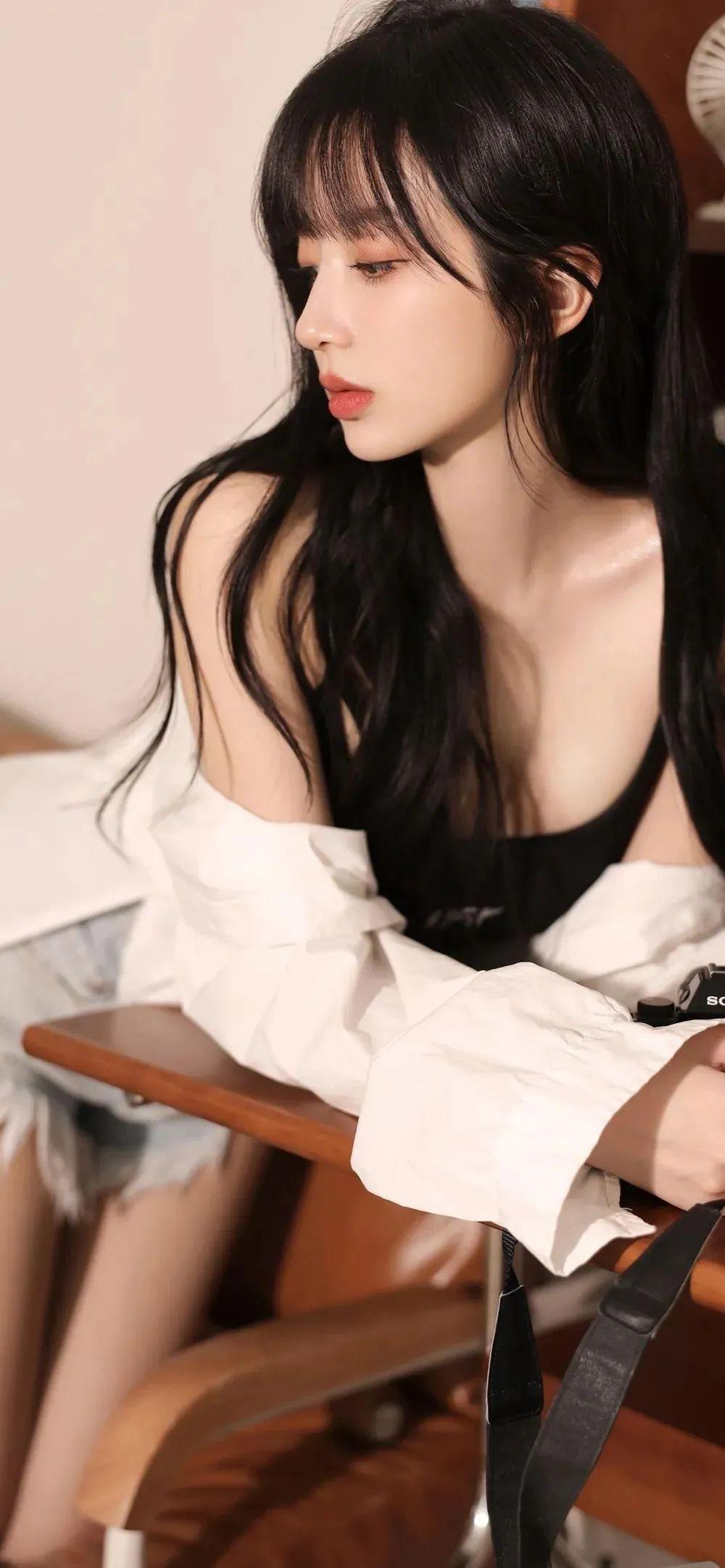 女人真心喜欢一个男人
一般会有这样的行为
你是否发现，女人经常会向你推荐她喜欢的