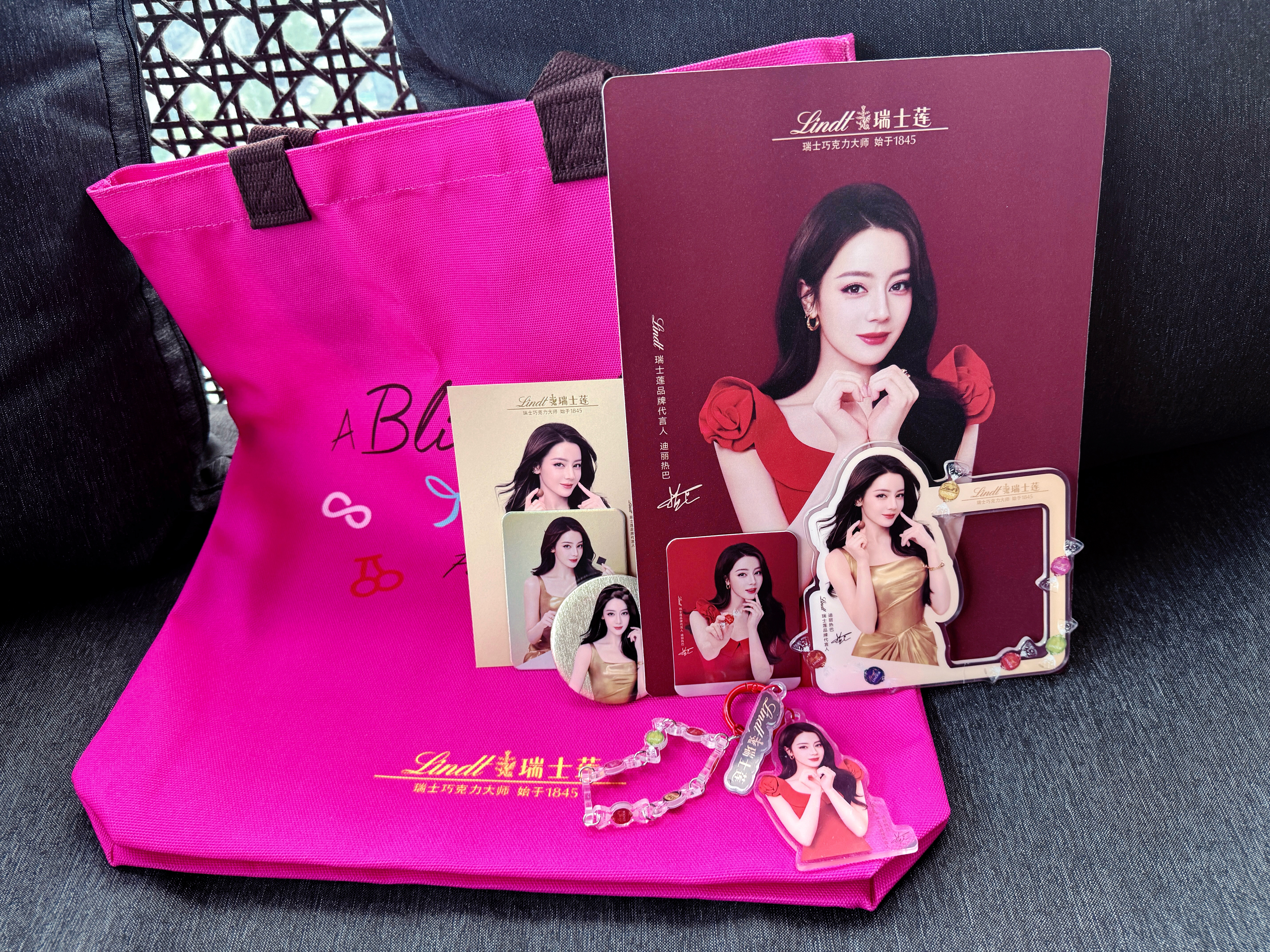 谁懂这种“看一眼就想收藏”的心动💓瑞士莲×热巴周边，每个都好喜欢[么么哒]与一