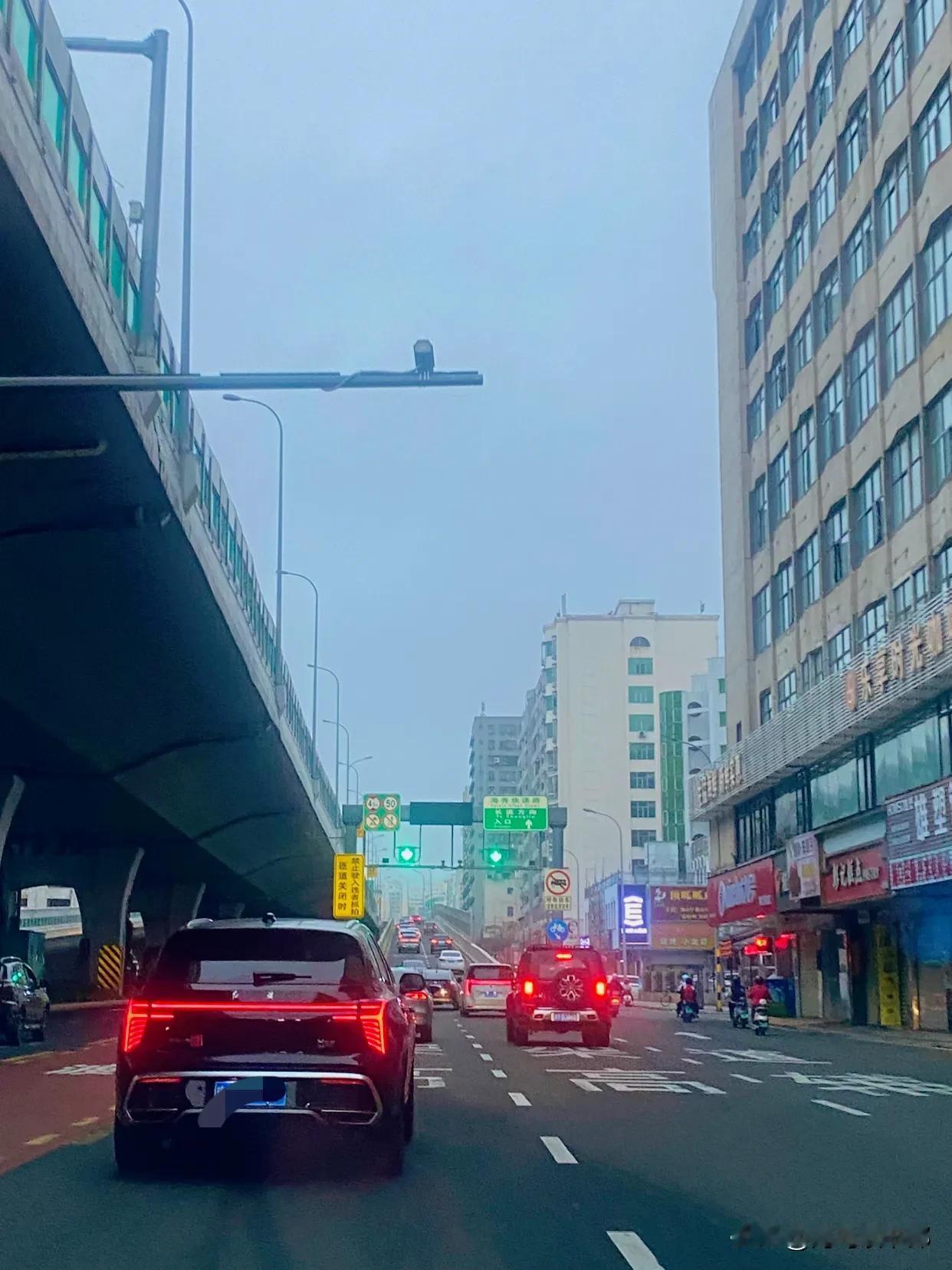 海口的街景日复一日，但就是让人很欢喜😀，这样一座小城，开始有了现代化的感觉，虽