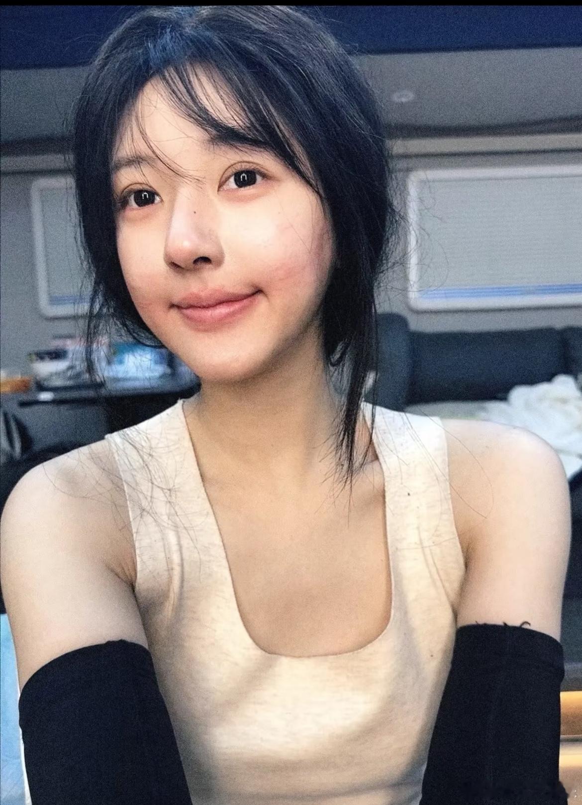 来看赵露思的纯素颜，很明显了。 ​​​