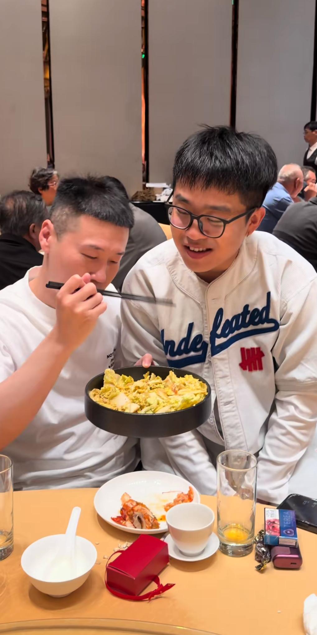 杨九郎吃席给张九龄喂饭，占了便宜却耍赖，张九龄无奈爆粗口网友看热闹要笑翻！德云社