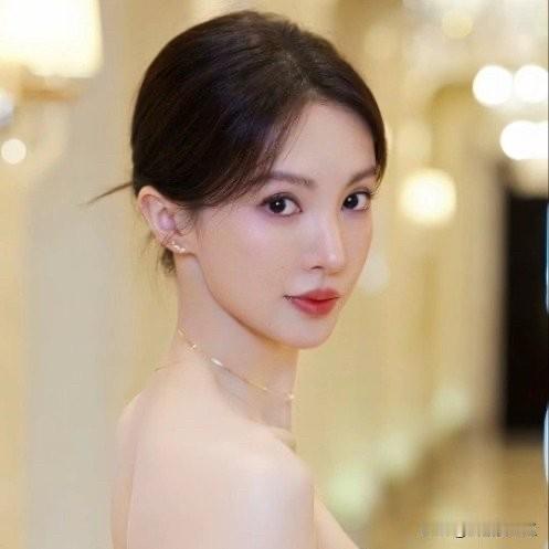 金晨
认真的不能做错事
金晨以后很难再红了，不是说没有选择投资他，而是观众不愿意
