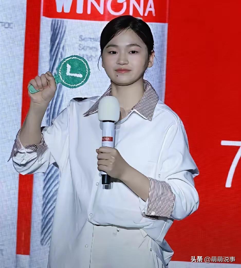 这下看清了，

到底谁在认真过日子。

10月18日上海那场活动，全红婵扎着辫子