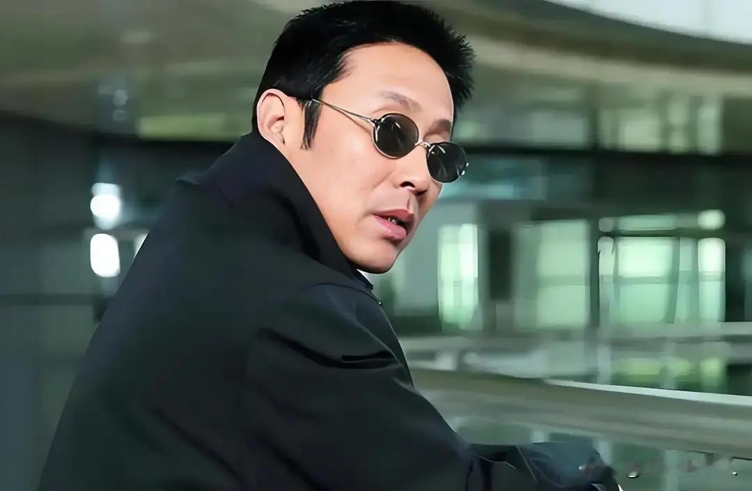 前几天一个朋友被公司裁了，中年失业心里慌，急着找下家，可平时称兄道弟的那圈人突然