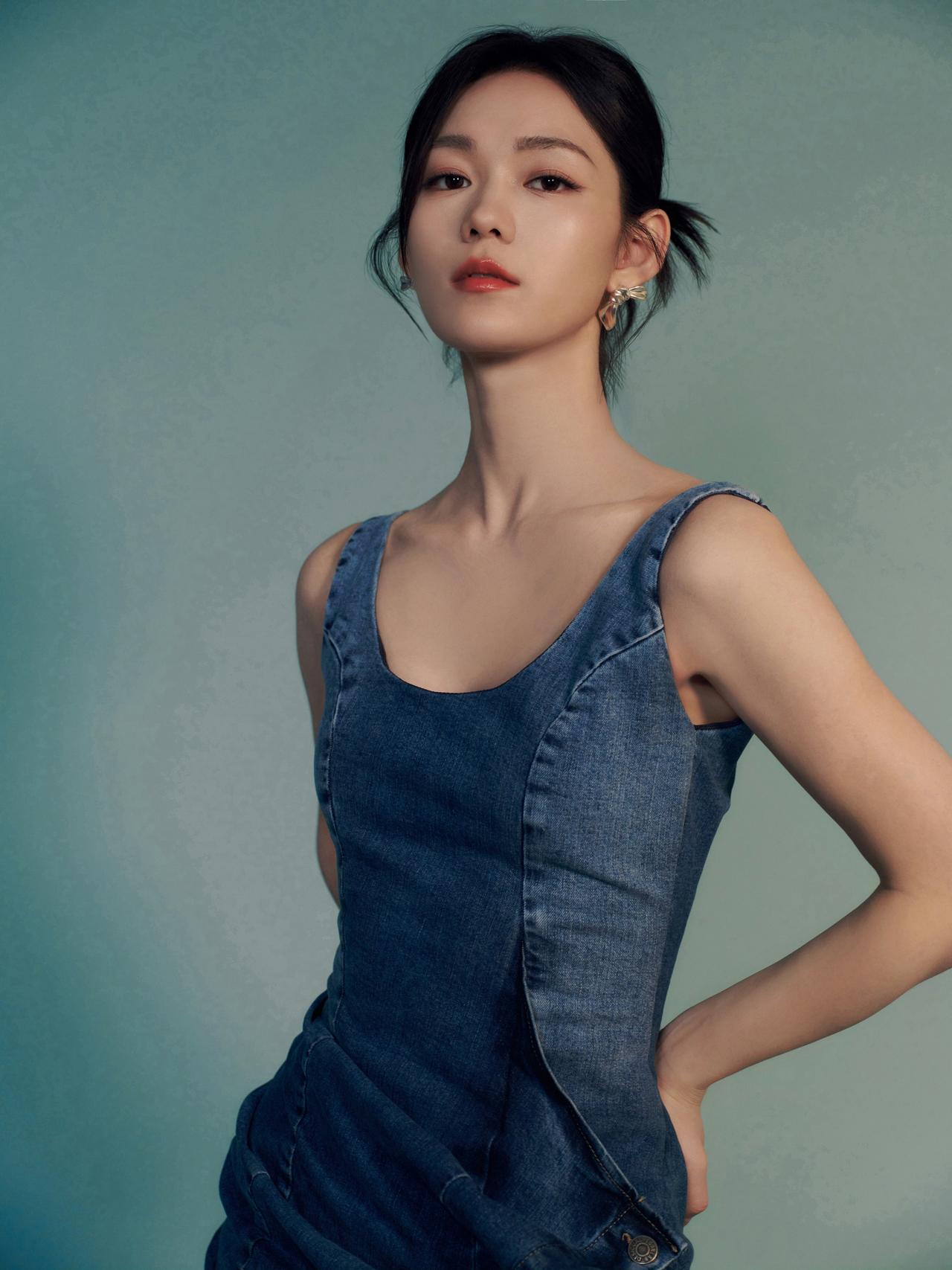 低饱和蓝调背景，衬得牛仔质感愈发高级。利落的剪裁勾勒出舒展的线条，松弛又有力量感