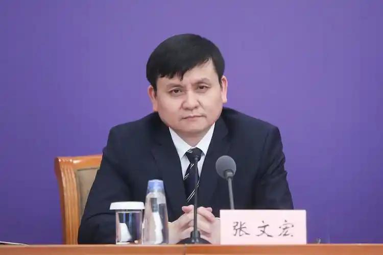 张文宏说别急着让AI管病历，
这话实在。
病历不是打字机，
里头藏着医生摸脉、查