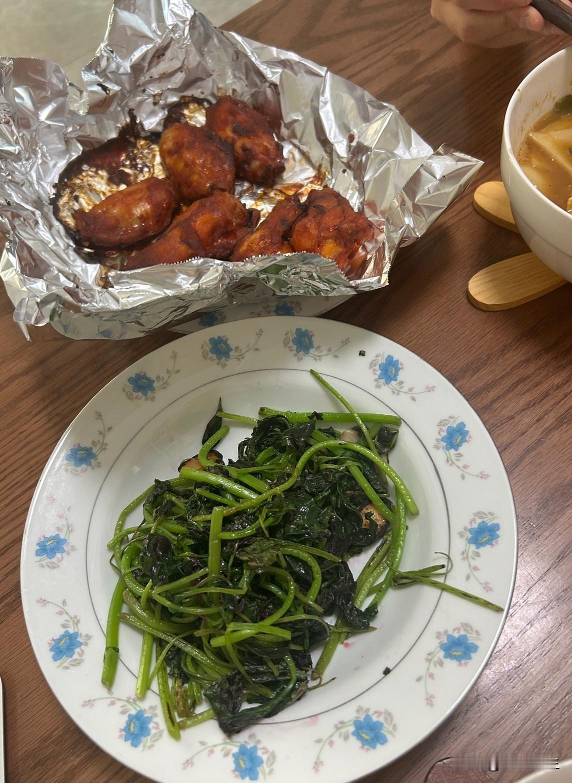 暑假第一天，小猪仔睡到自然醒。我不用送她上学便有时间去晨跑了。

今年的夏天真凉
