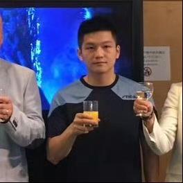 捉住一个在酒局喝果汁的小孩