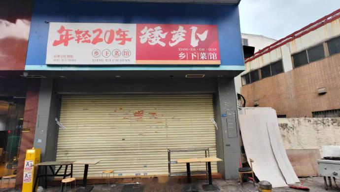 【实探厨师炒菜朝锅里吐口水店面：已贴封条】外卖员回应厨师向锅中吐口水餐馆关店近日