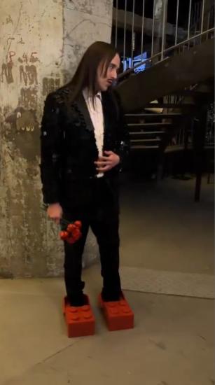 【Crocs公司推出了一款外形像红色乐高“砖块”的洞洞鞋】这款新鞋采用可旋转鞋带