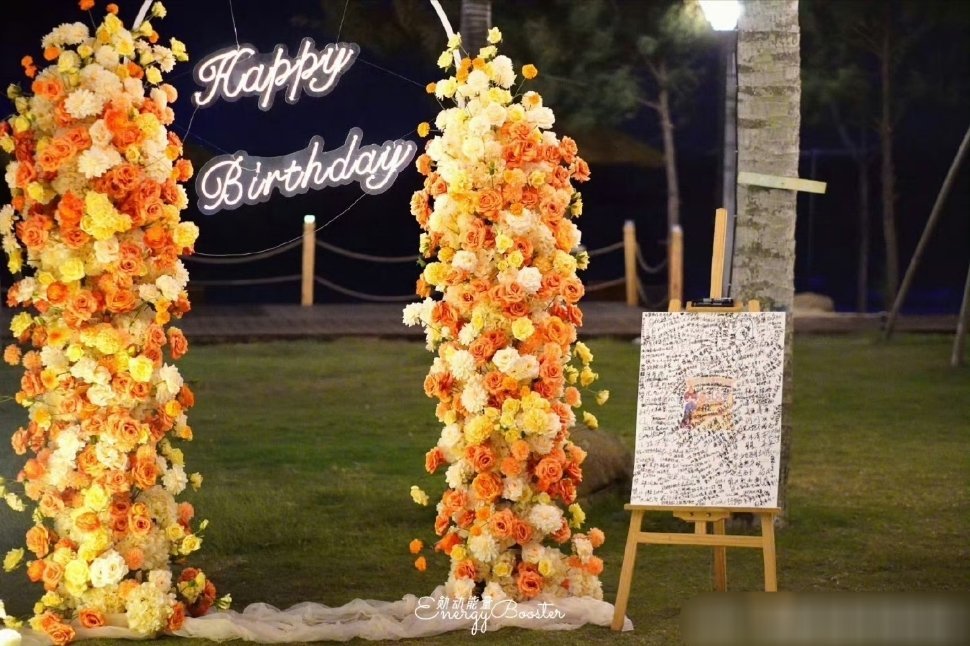 #魏大勋打卡粉丝应援花墙##我们仨#偶像和粉丝间的双向奔赴也太好嗑了吧！魏大勋打