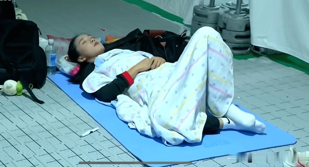 其实她一点不淡定，赛后自己说腿都在抖，怕抢跑、怕起跑失误。躺那儿不是摆拍，是闭眼