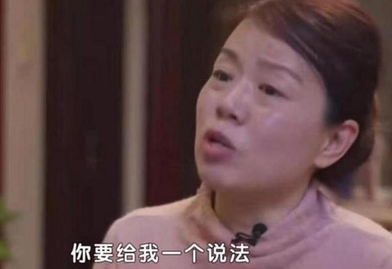 许敏帮果农卖苹果被骂了！


许敏在延安的直播又开始了。
在灯光下苹果泛着光，