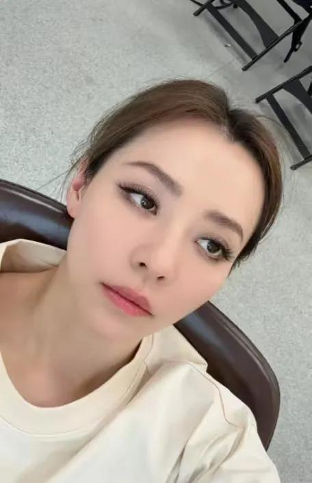 张靓颖自曝营养不良？姐的体检报告让我惊呆了！  
都说女明星光鲜亮丽，谁能想到张