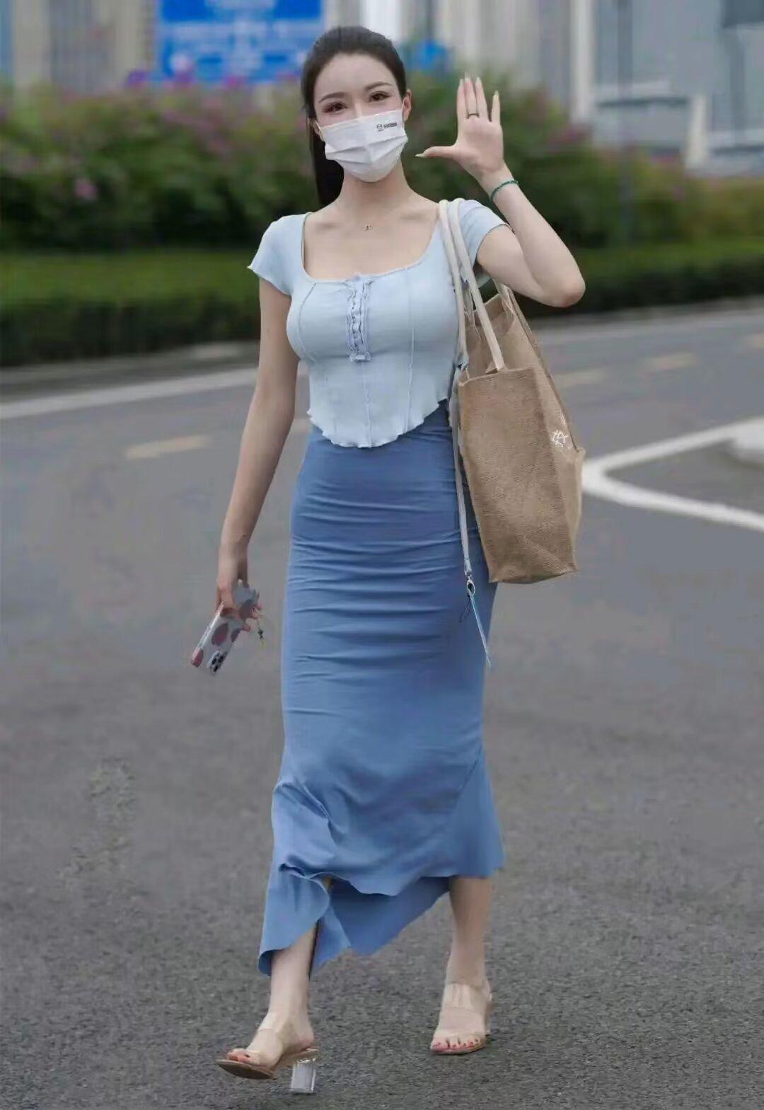 爱情就像是一场高烧， 烧傻的去结婚了， 退烧的分手了， 那些痴痴缠缠的正烧着呢…