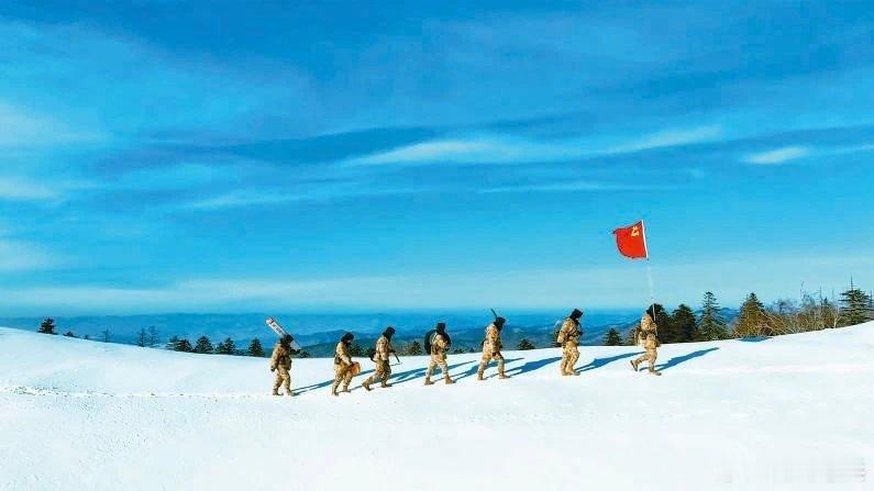 边关月  【强军早报 】军事早知道1、冬日，陆军某旅开展实弹射击训练。2、近日，