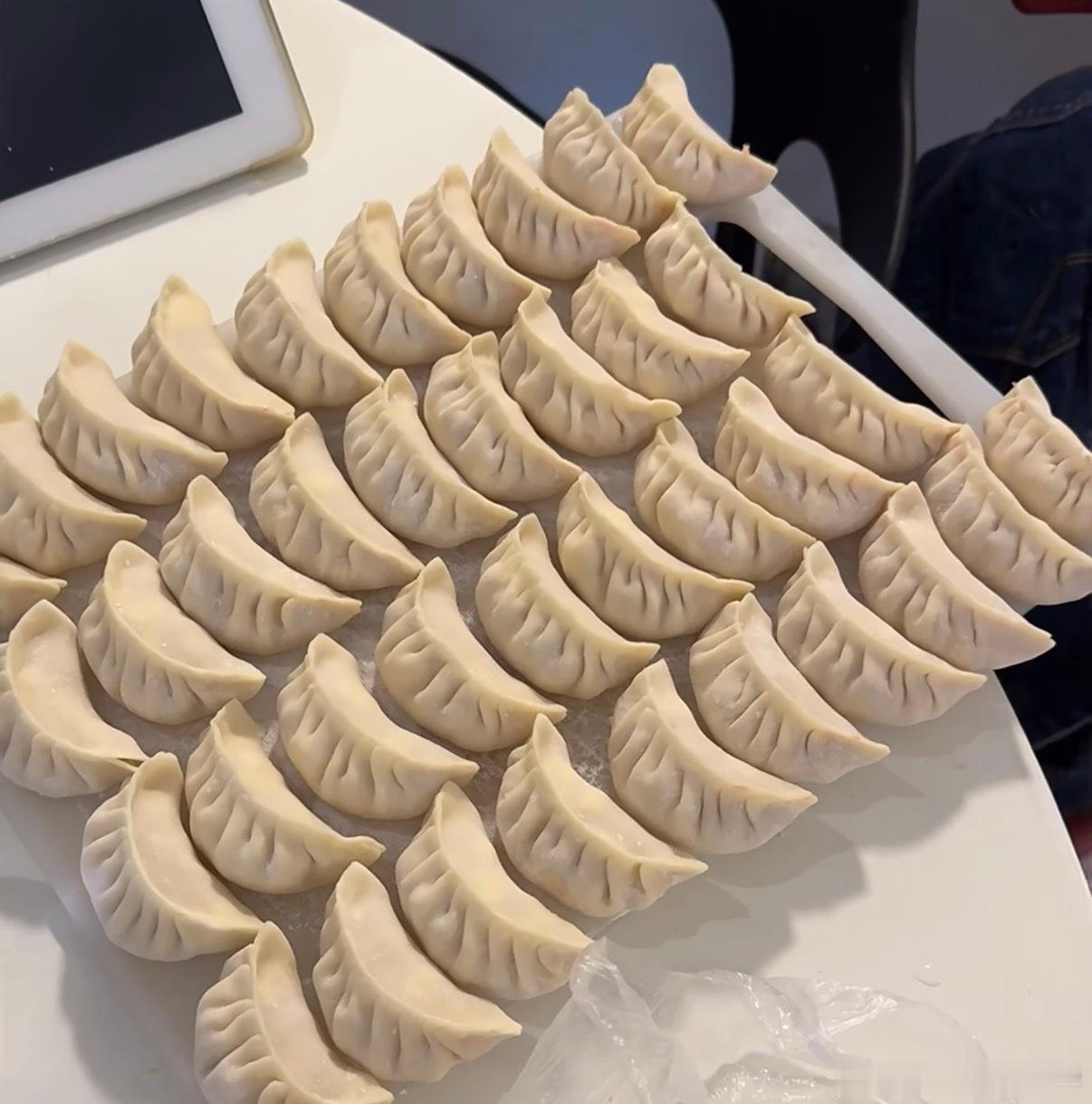 美食综艺厨师用机器擀饺子皮遭质疑百厨大战🔥赛场火药味拉满！机械化高效稳定VS手