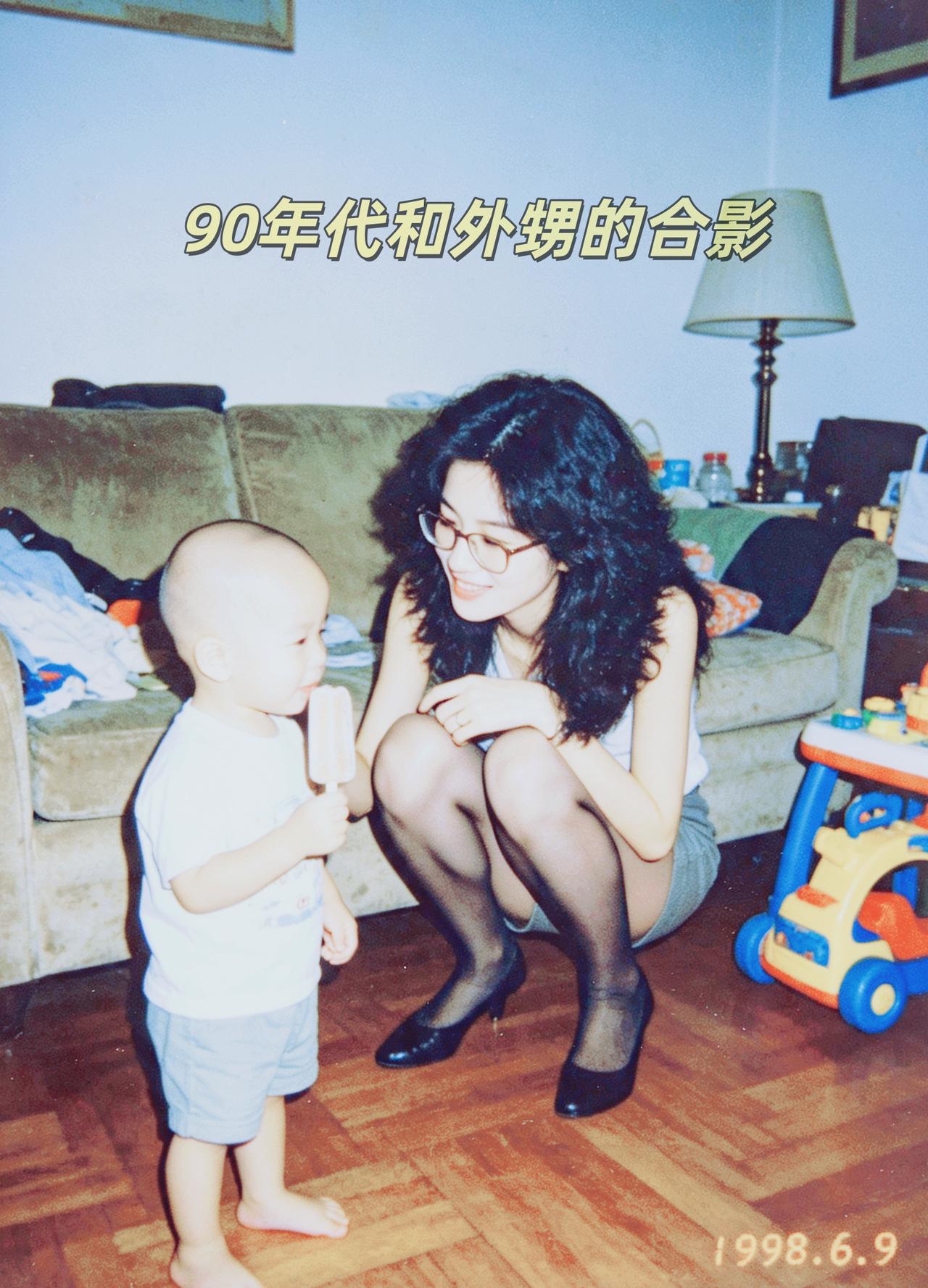 翻相册翻到这张1990年的老照片，瞬间被拉回三十多年前的夏天。那年我二十出头，还