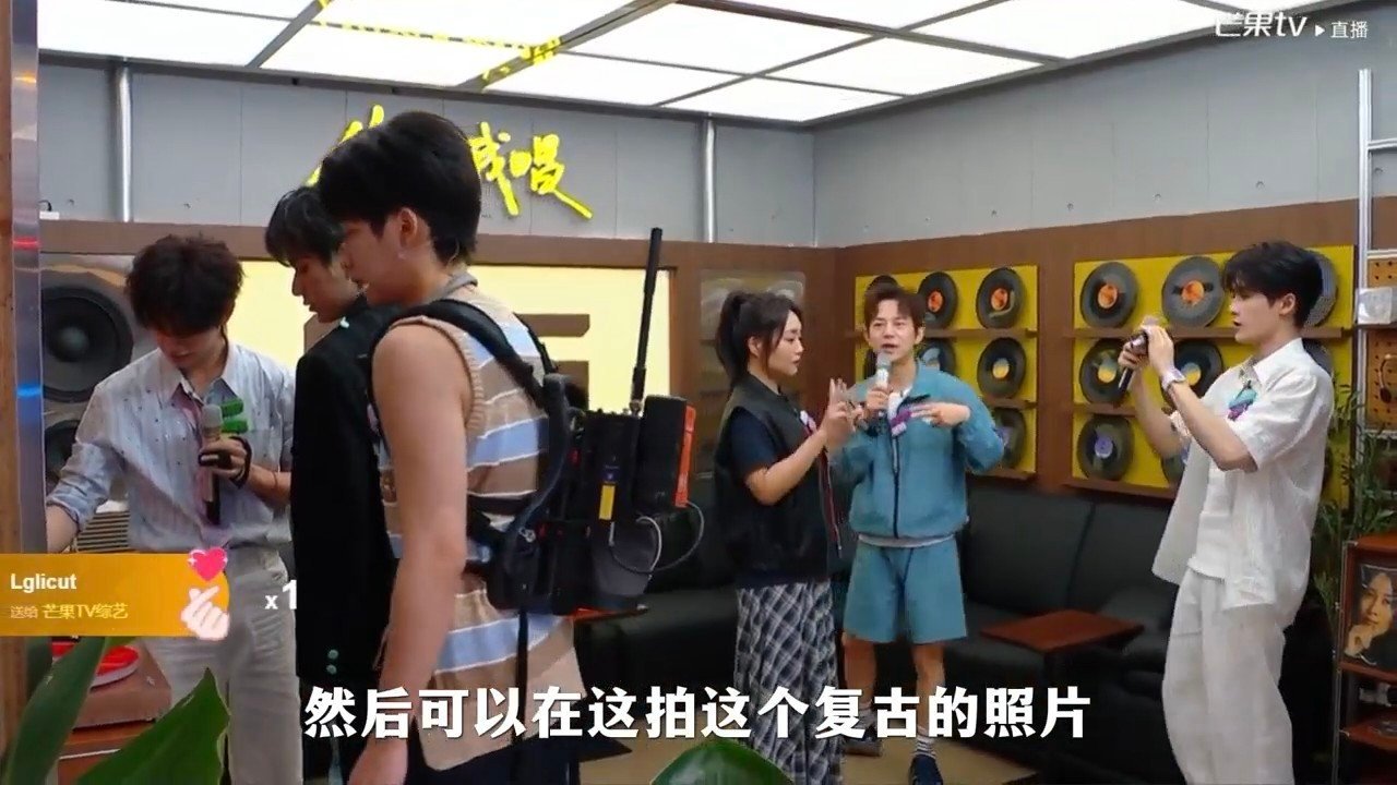 檀健次以为要用CCD自拍你好星期六大哥回归~檀健次以为要用CCD自拍哈哈哈哈哈 