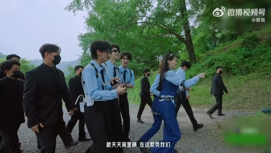 丁程鑫装凶狠一秒破功二人对手戏充满意外欢乐，小丁刻意压低语调营造强势感，手握道具