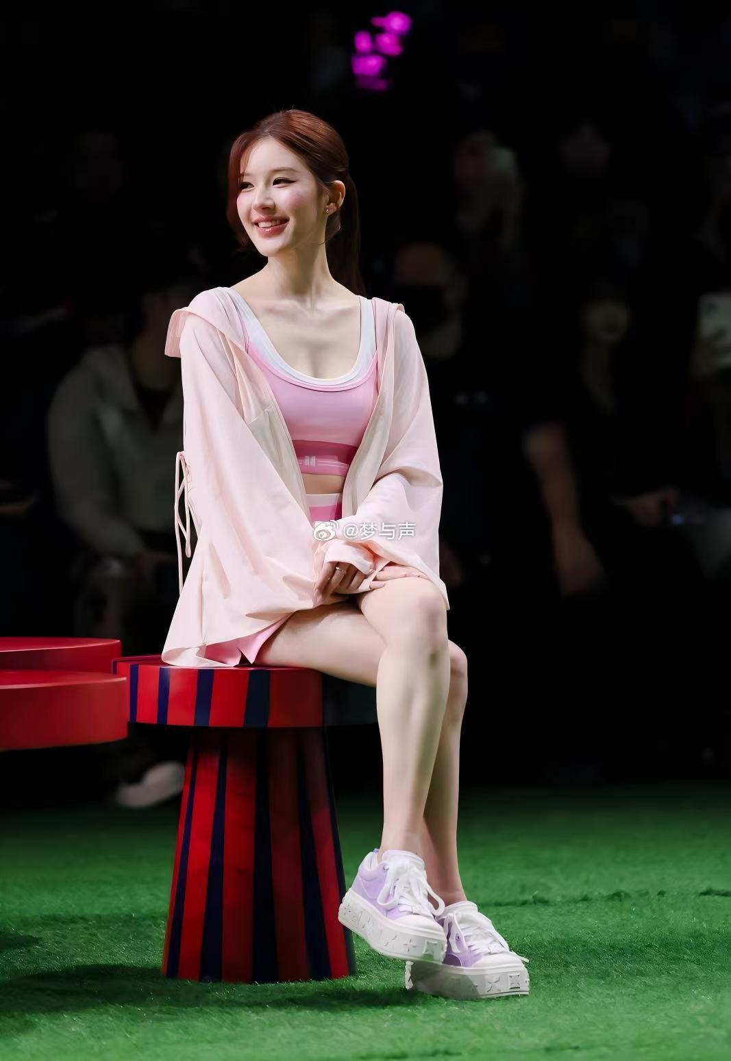 赵露思亮相上海时装周 荣耀时刻！赵露思在上海时装周解锁秀场看秀+新天地大屏霸屏，