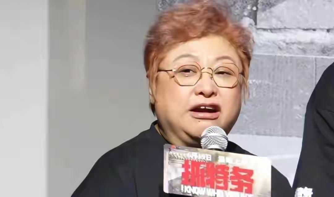 韩红这一次的操作算是拔出萝卜带出泥。因为为给《抓特务》做宣传喊了一句老少爷们走过