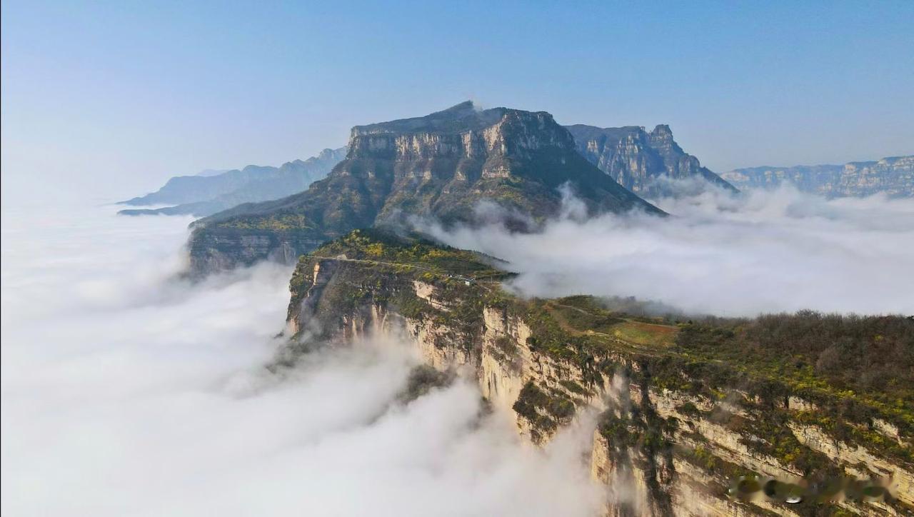 七绝.太行云海
    符进朝
千仞危壁插苍穹，
浩渺云烟走玉龙。
极目长空青黛