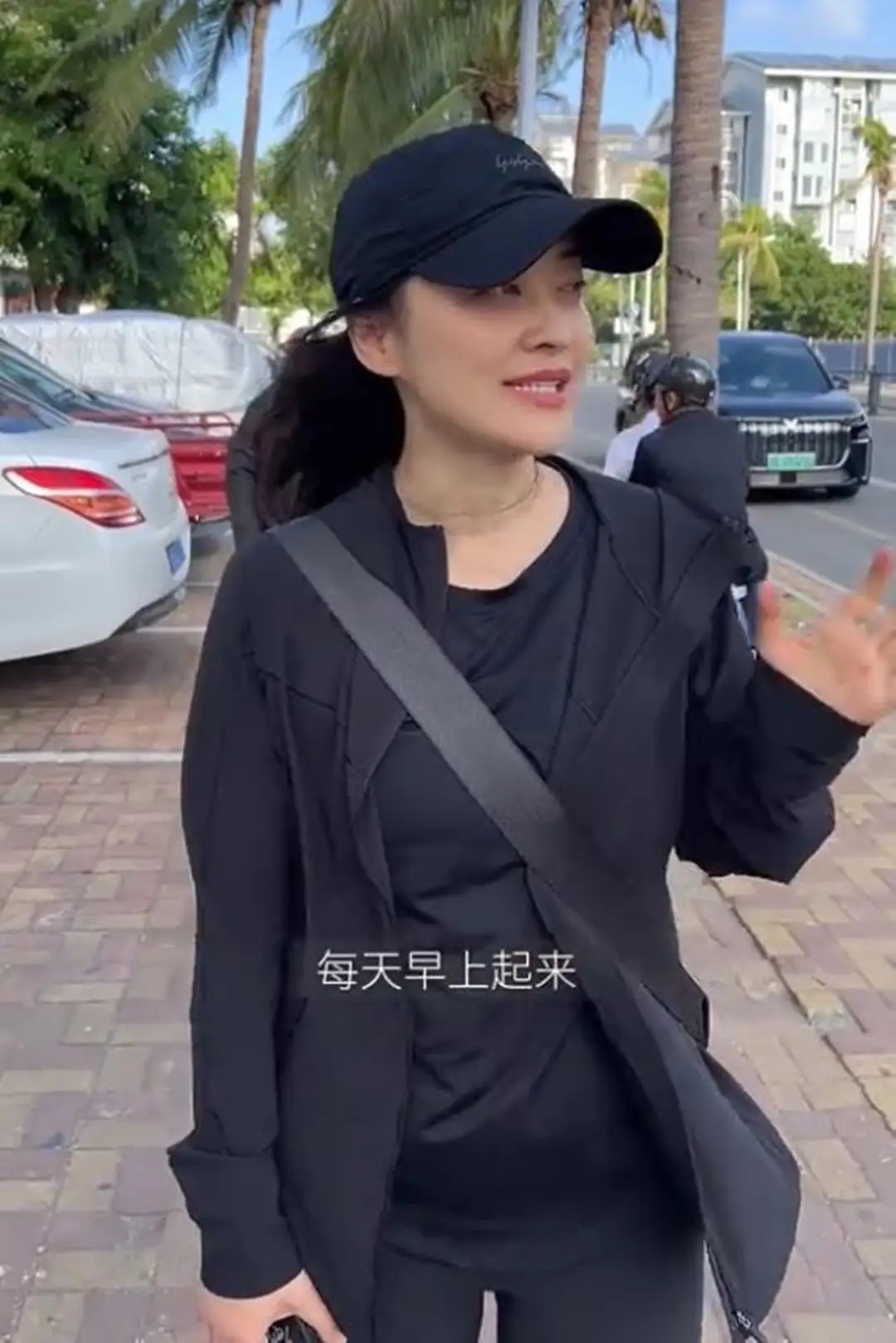 梅婷晒视频忘开美颜，脖子黑，皮还松，看脖子像是60岁的人！ 