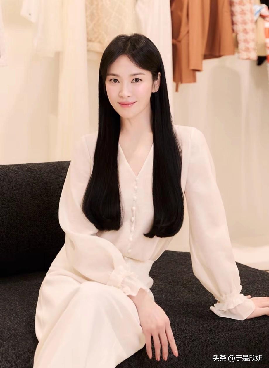 谁能想到，这是44岁的宋慧乔？
 
最近她晒出的一组新照直接刷屏韩网：黑长直柔顺