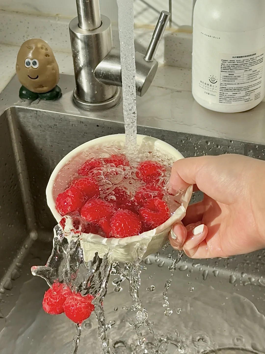 奶酪馒头和树莓 喝了一大杯冰美!