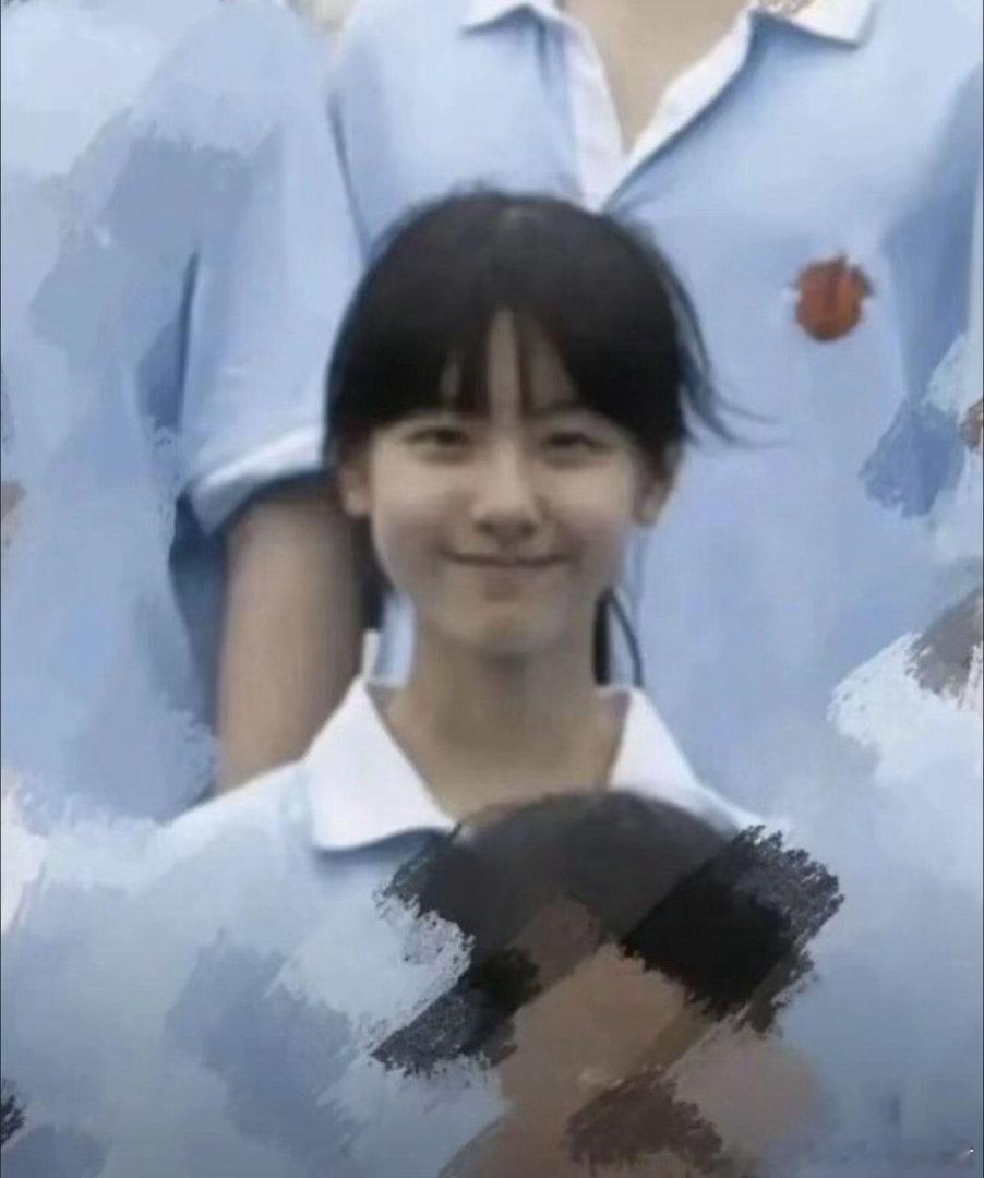 陈都灵理工女拍照姿势 陈都灵干净得像刚做完实验出来晒太阳，苏感这东西果然跟学历一