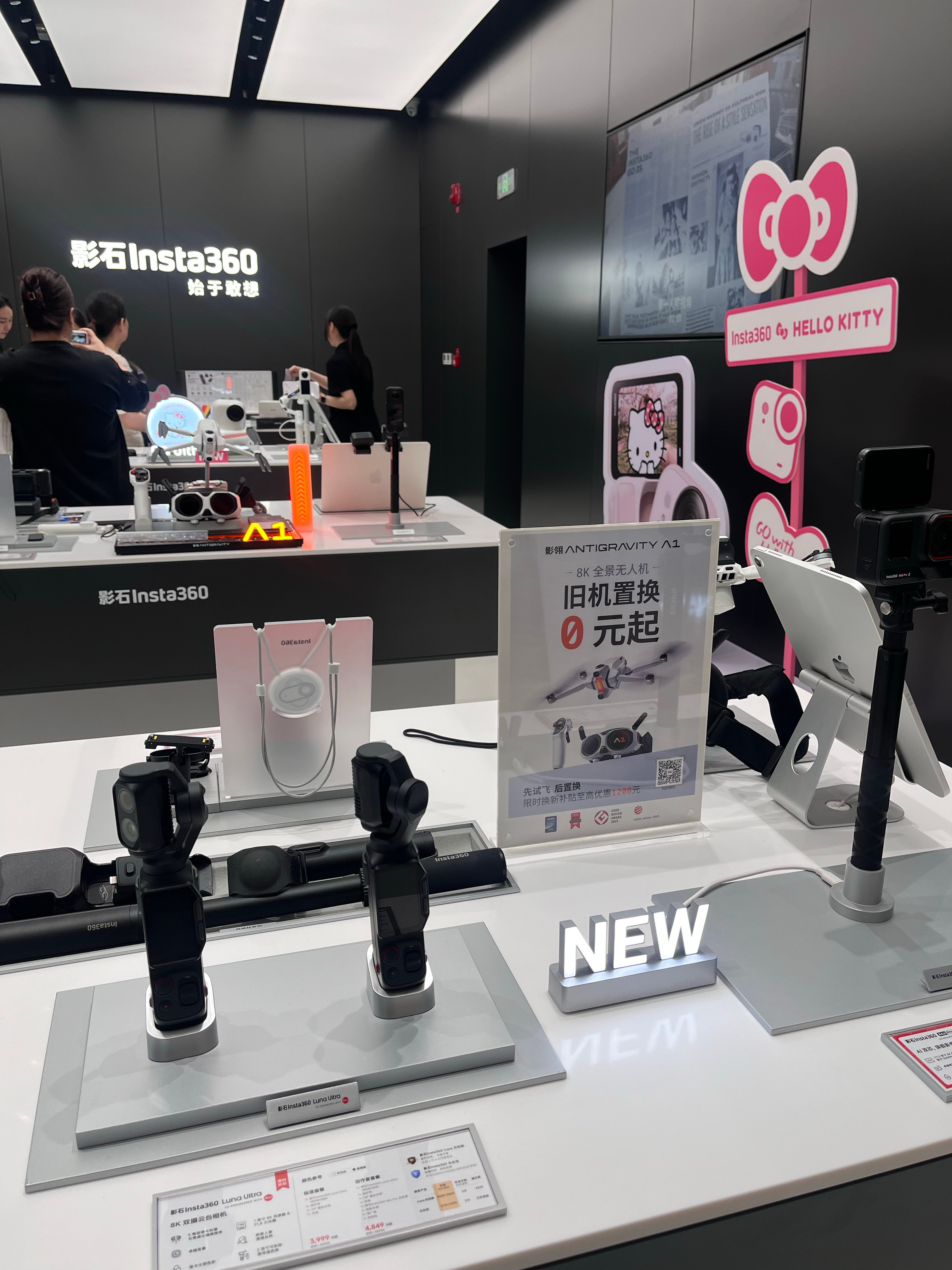 李现影石品牌全球代言人李现 刚才在楼下万象城店溜达了一圈待了几分钟时间来了N拨人