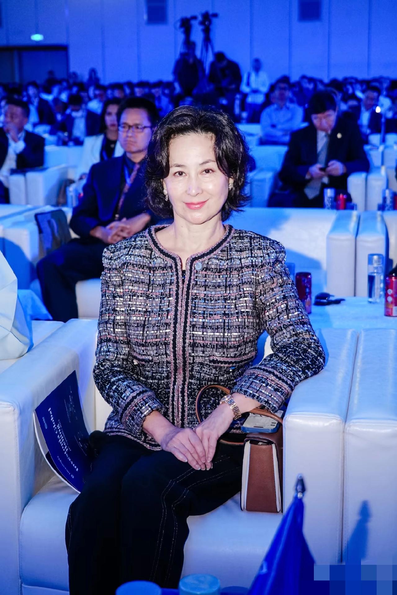 我总觉得，何家这股豪门气儿是真的在慢慢散了！
64岁的何超琼还在硬撑，但

底下