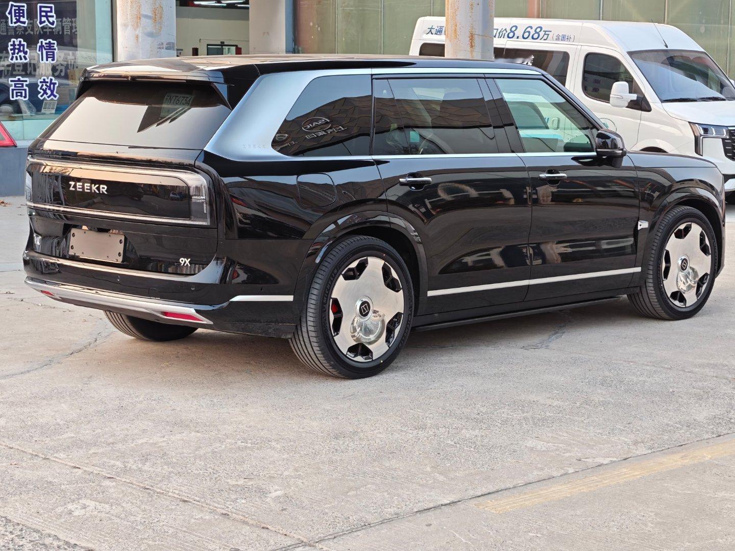 下午带n6来上牌，看到一辆极氪9x，还是挺有高级感的。就是极氪之前的产品太运动了