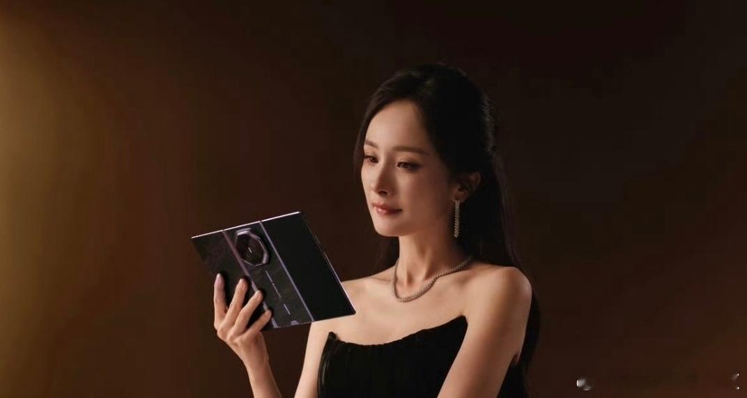 杨幂一起沉浸式开箱非凡大师杨幂这支非凡大师开箱真的太有质感了！没有繁杂解说，就保