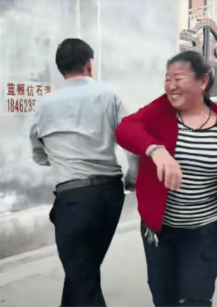 《嫌弃》

大衣哥似乎忘本了，竟然嫌弃老婆，媳妇想与他秀一下恩爱，挽起胳膊一起走