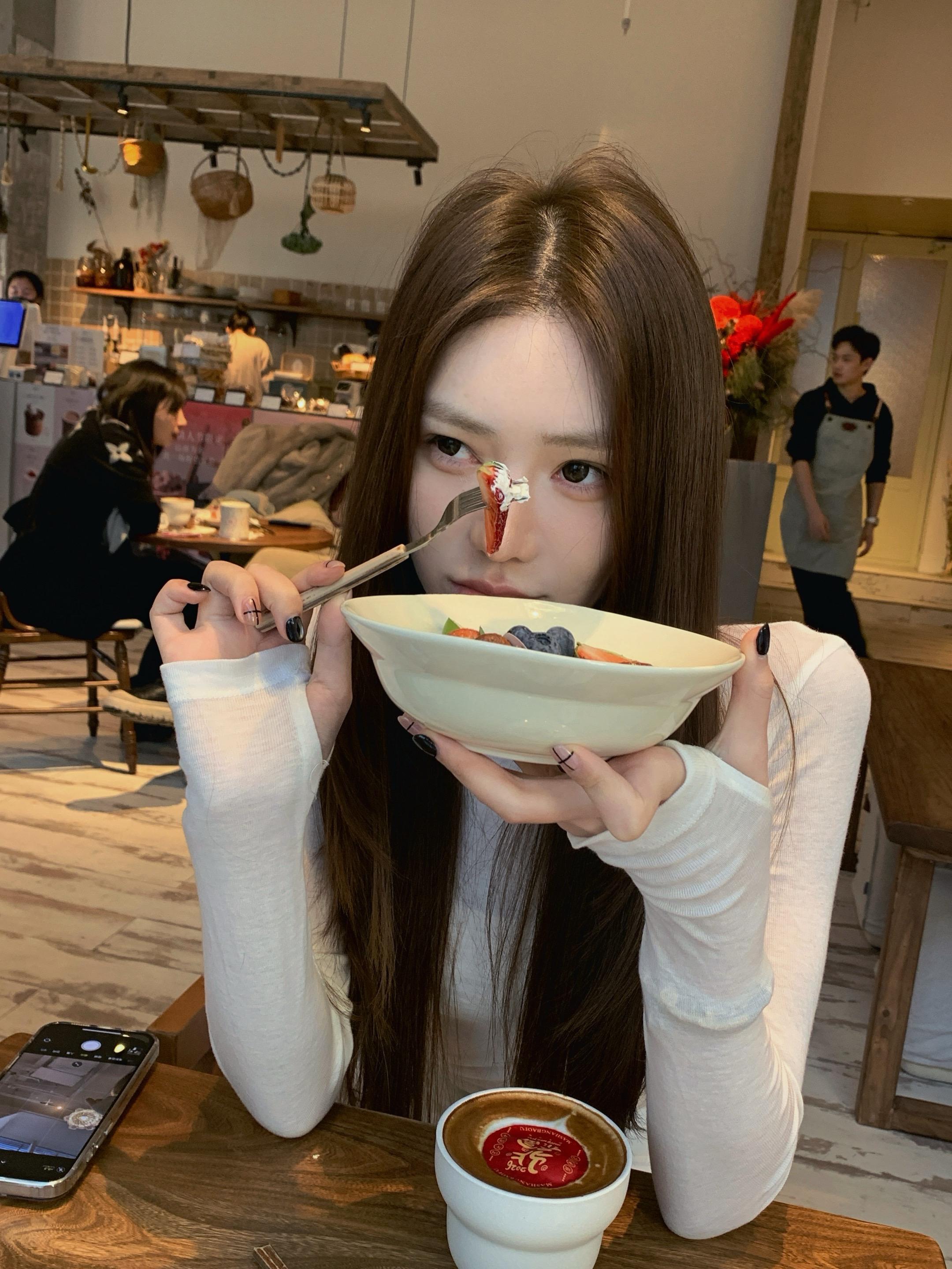 要知道伤心总是难免的 你又何苦一往情深